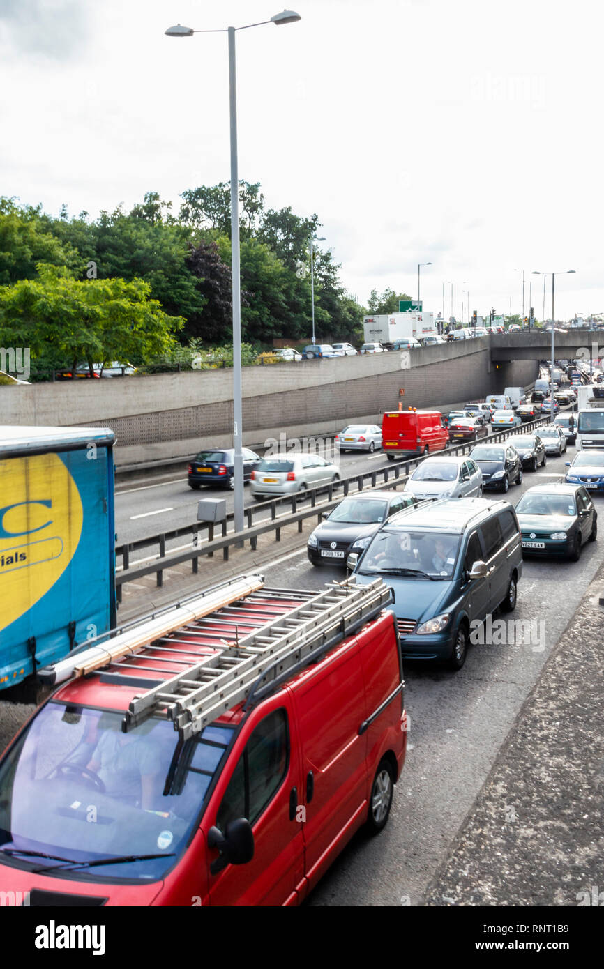 Un ingorgo sulla North Circular Road vicino alla A10 Grande Cambridge Road Roundabout, London, Regno Unito Foto Stock