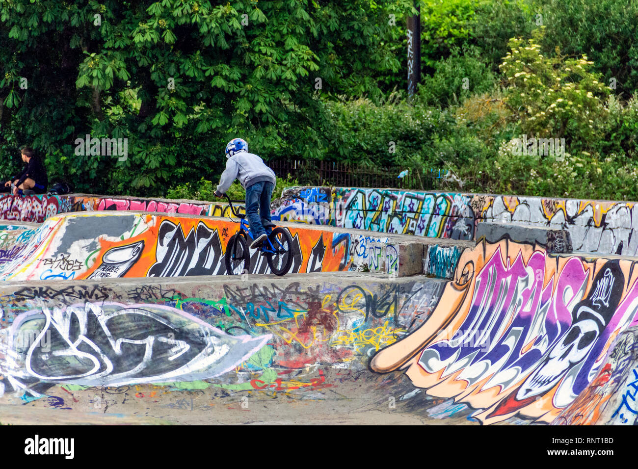 Ragazzo su una BMX bike nel calcestruzzo vittoriano letti fognari di Markfield (Park, Tottenham, LONDRA, REGNO UNITO, ora una bici e lo skateboard area di gioco Foto Stock