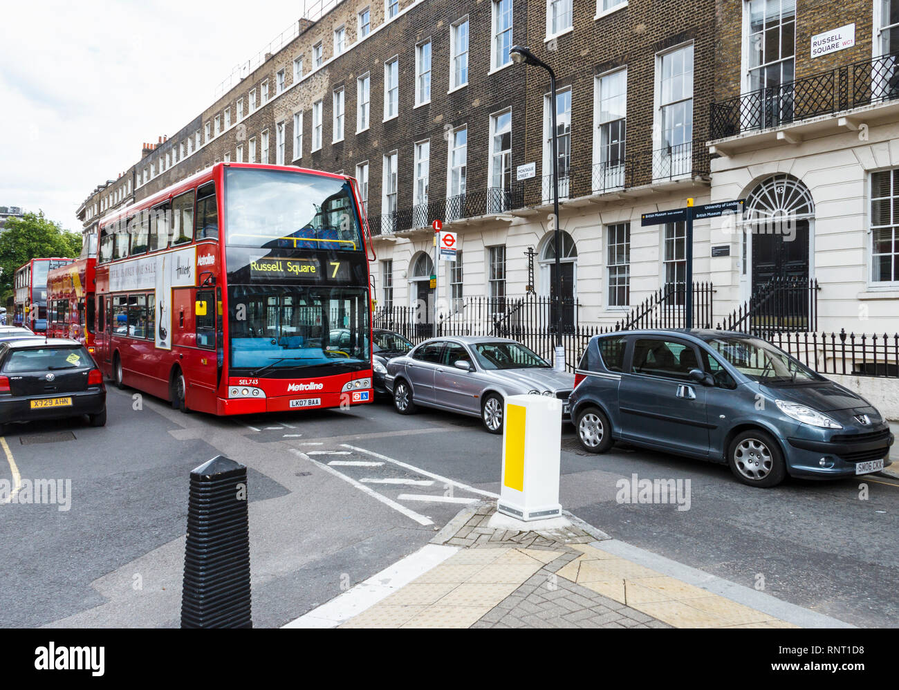Gli autobus non riesce a passare a causa del parcheggio sconsiderati in Montague Street, Londra, Regno Unito Foto Stock