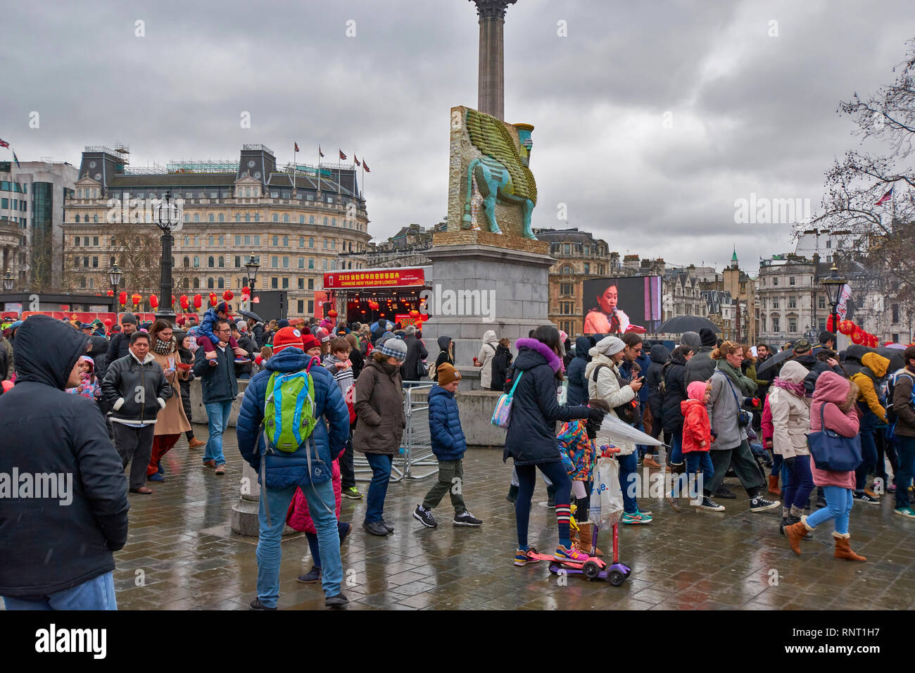 Londra Trafalgar Square e il quarto plinto circondato da una folla PER IL CAPODANNO CINESE Foto Stock