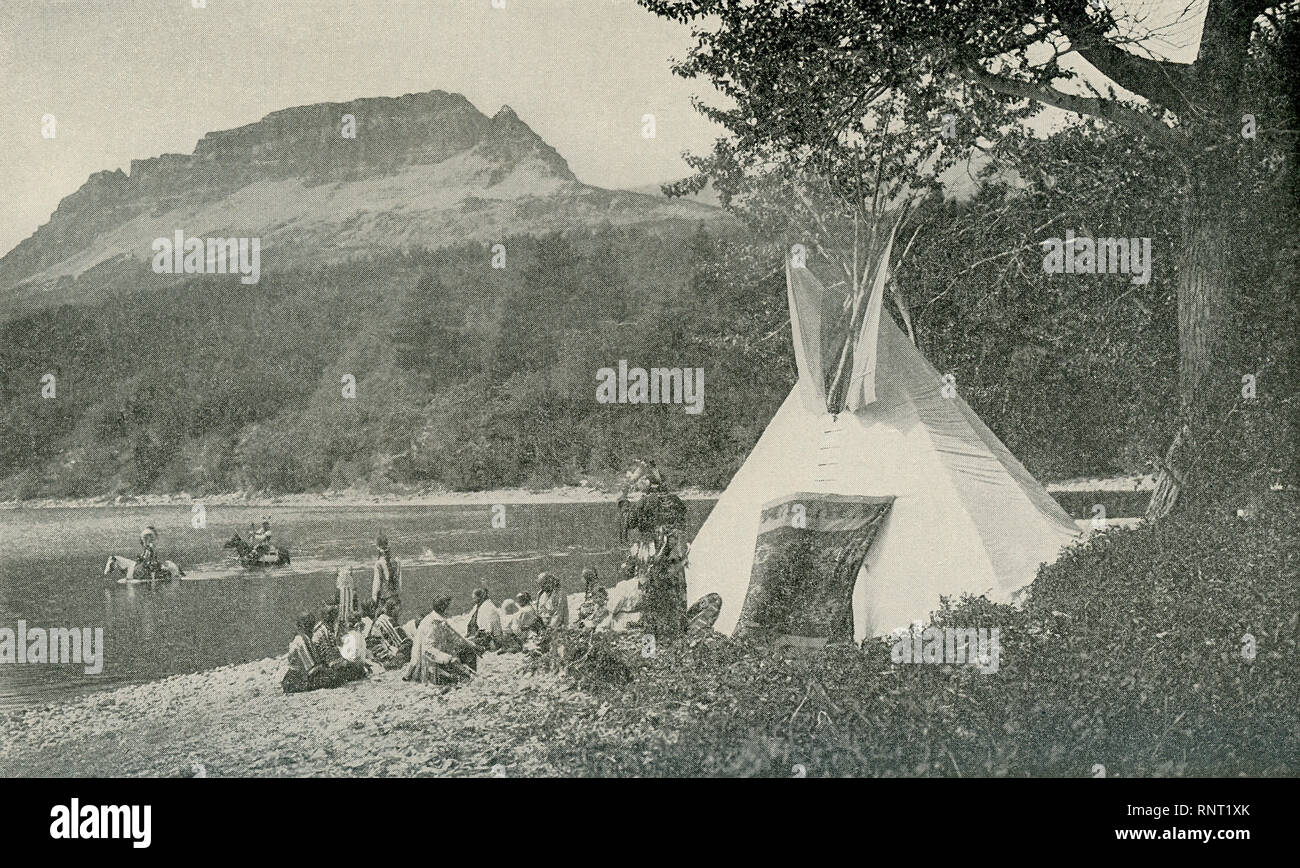 Questa foto che risale al 1922, mostra Blackfeet Indiani alla loro accampamento su Santa Maria lago nel Montana, che si trova sul lato est del Parco Nazionale di Glacier. I Blackfeet chiamare il lago "la spina dorsale del mondo". Questa zona è la casa dei Blackfeet Indian Reservation. Foto Stock