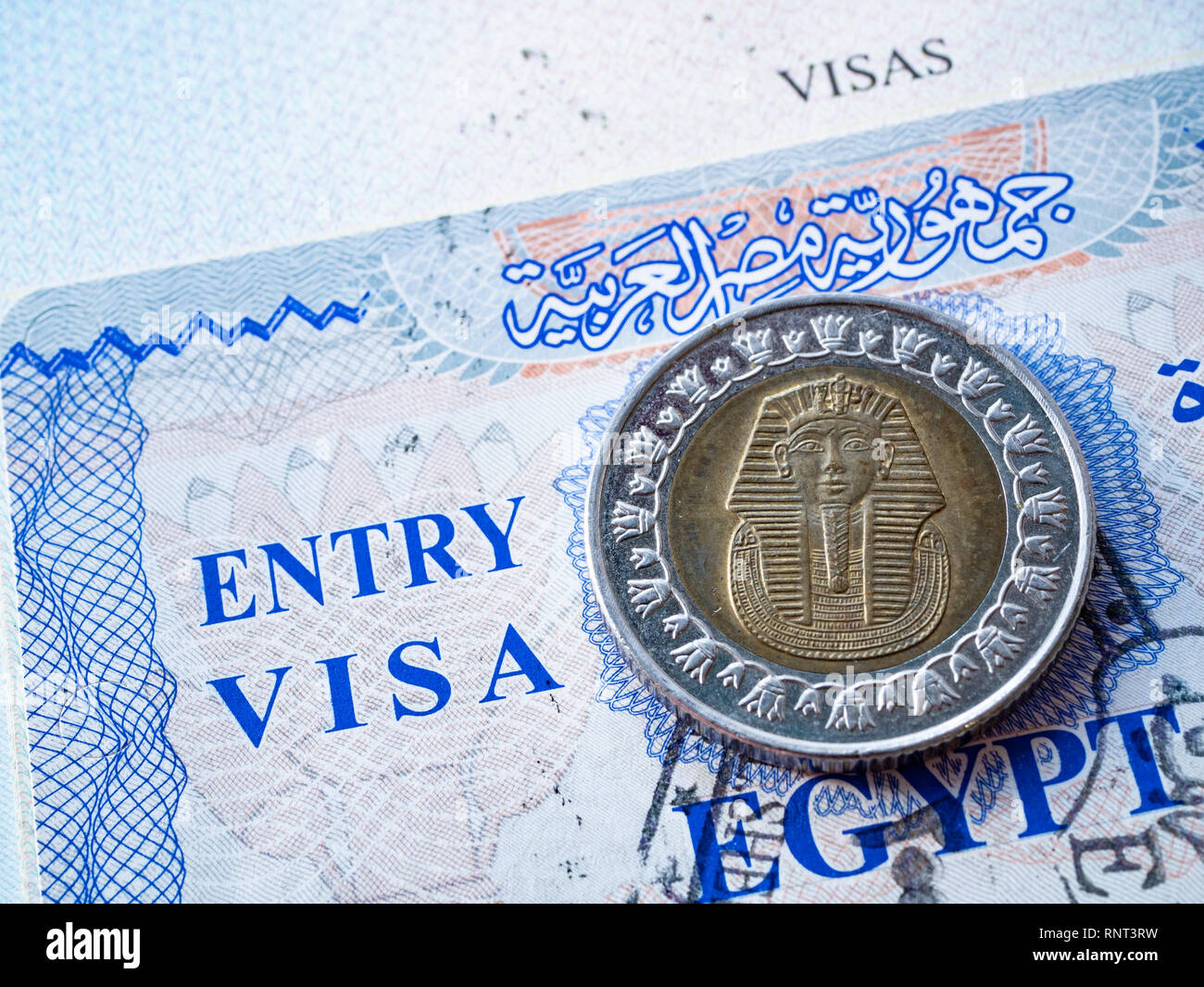 Close-up di Egitto visto nel passaporto straniero con sterlina egiziana moneta Ritratto di faraone Foto Stock