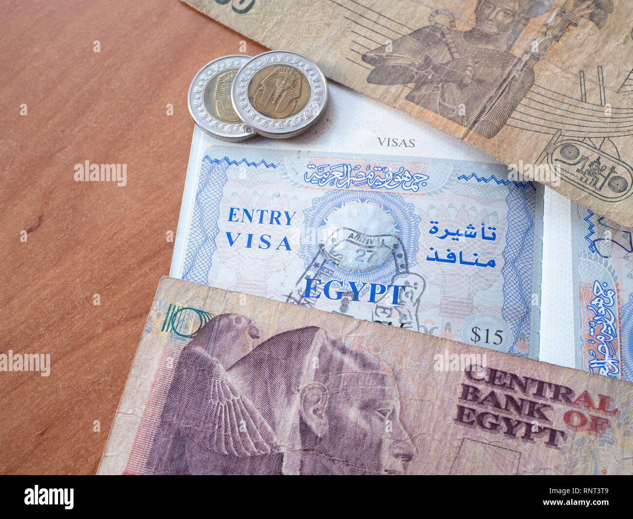 Close-up immagine del passaporto internazionale con Egitto visto e carta moneta con simboli antichi Foto Stock
