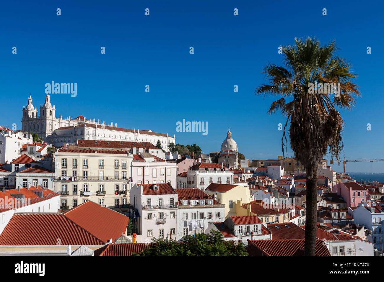 Vista dal Miradouro das Portas do Sol, Alfama, Lisbona, Portogallo Foto Stock