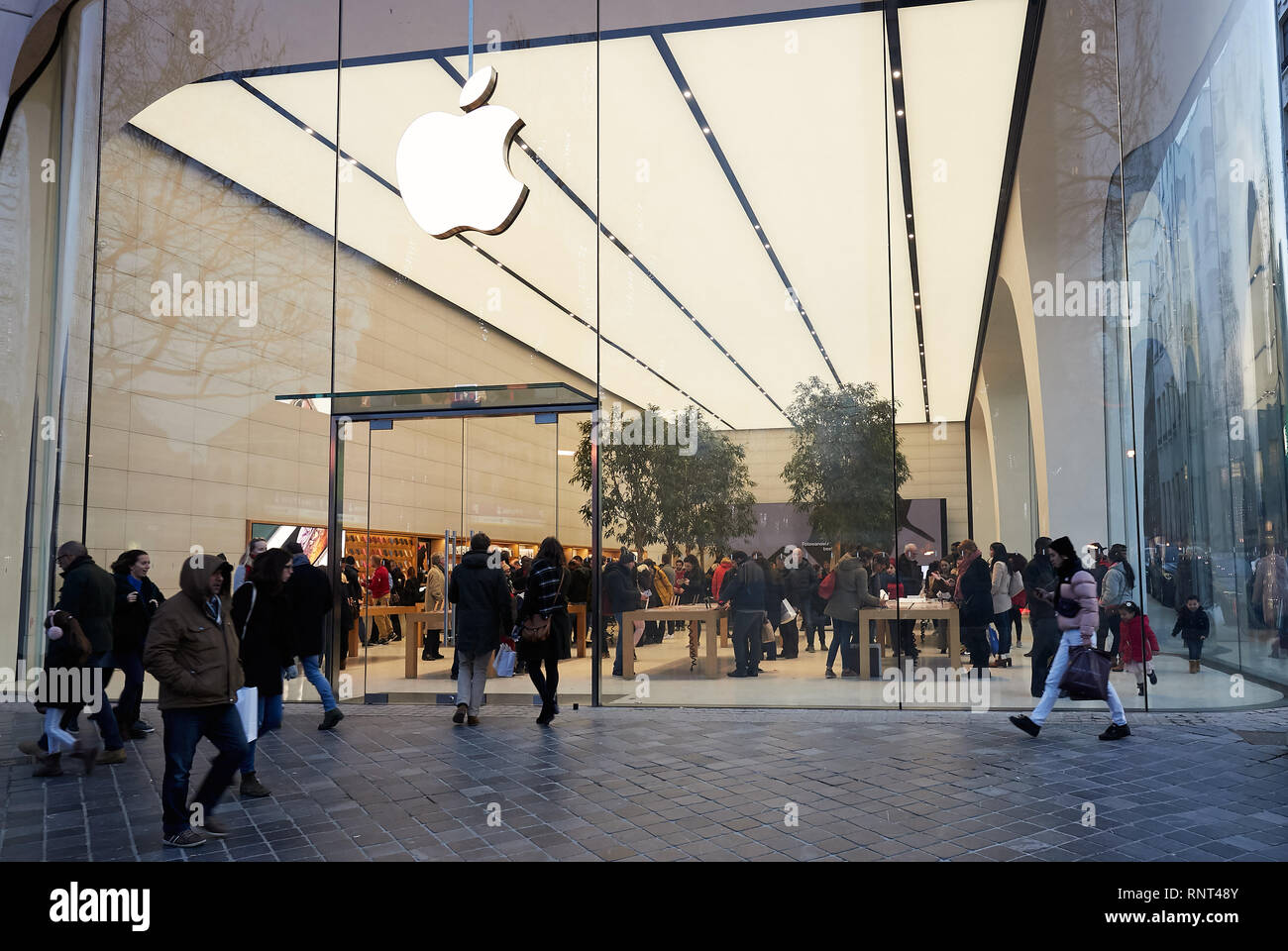 15.12.2018, Bruxelles, Bruxellescapitale, Belgio - passanti nella parte anteriore del negozio Apple Store su Avenue de la Toison d'Or. 00R181215D059CAROEX.JPG [MODELLO R Foto Stock