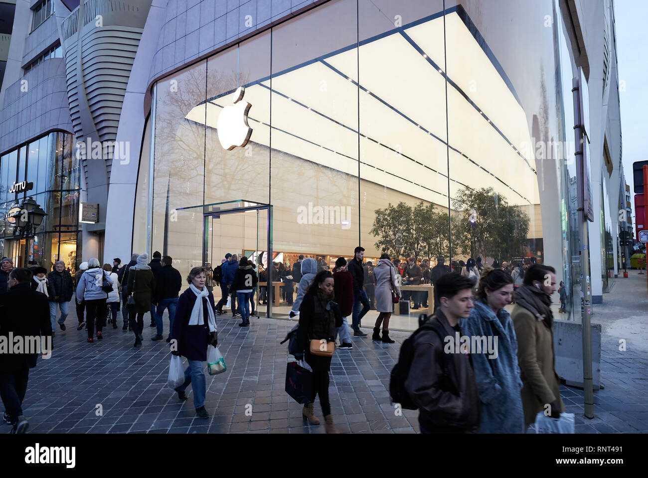 15.12.2018, Bruxelles, Bruxellescapitale, Belgio - passanti nella parte anteriore del negozio Apple Store su Avenue de la Toison d'Or. 00R181215D062CAROEX.JPG [MODELLO R Foto Stock