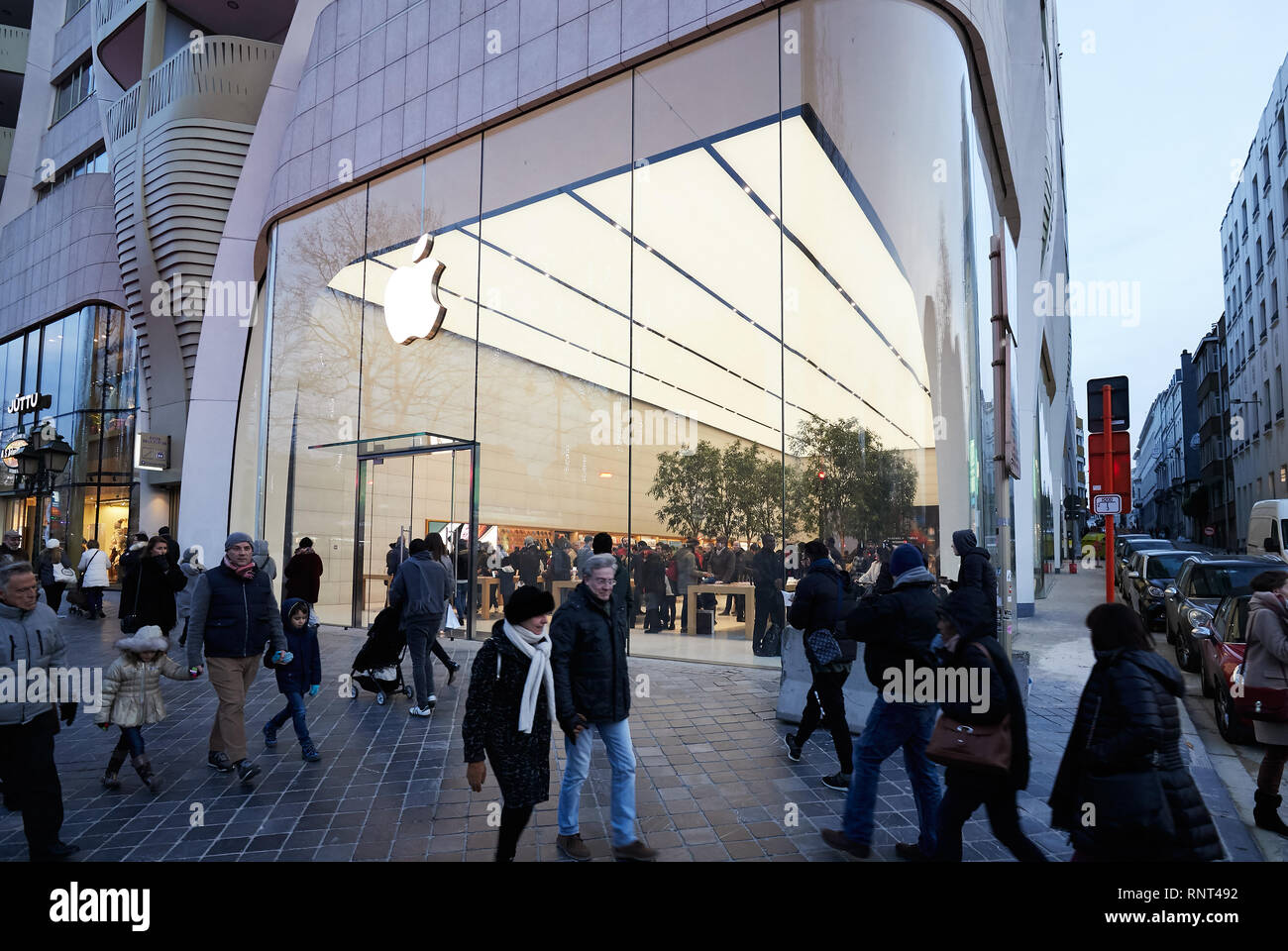 15.12.2018, Bruxelles, Bruxellescapitale, Belgio - passanti nella parte anteriore del negozio Apple Store su Avenue de la Toison d'Or. 00R181215D065CAROEX.JPG [MODELLO R Foto Stock