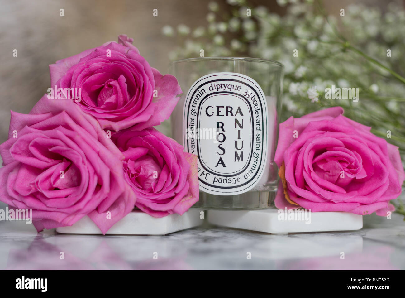 Diptyque candela di lusso con composizione floreale e effetto marmo per la tua casa Foto Stock