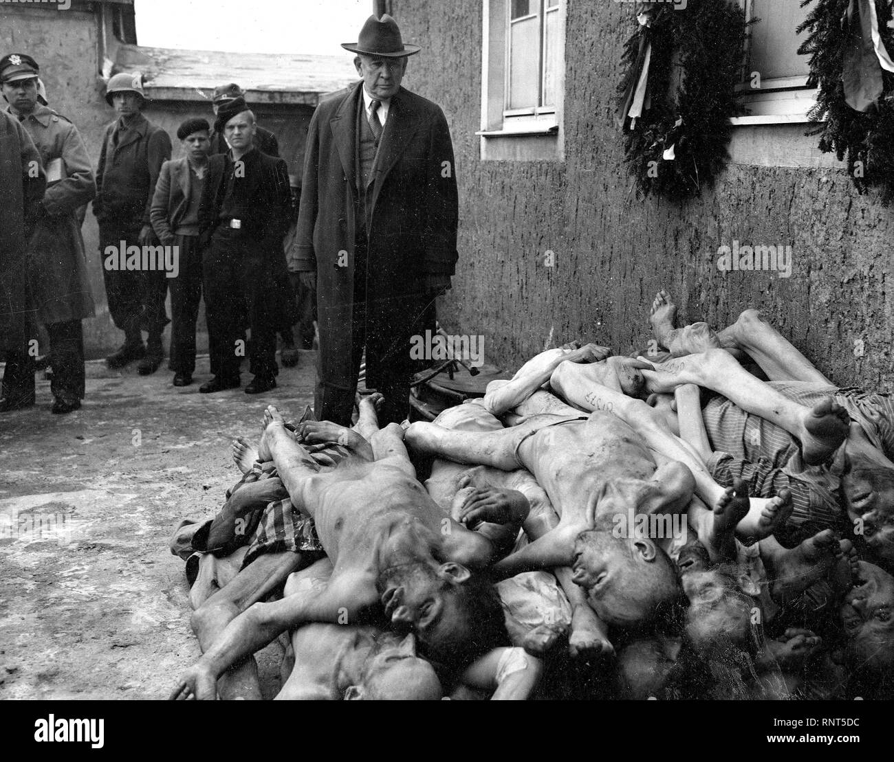 Il senatore Alben W. Barkley del Kentucky, un membro di un comitato congressuale indagando le atrocità naziste, viste le prove di prima mano a Buchenwald campo di concentramento. Weimar, Germania. 4/24/45. Foto Stock