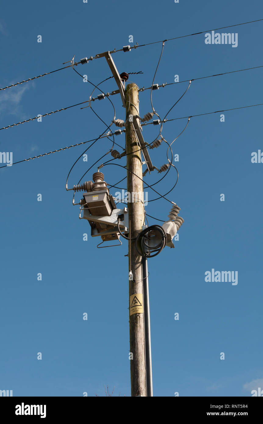 Elettricità trifase di distribuzione della torre Foto Stock
