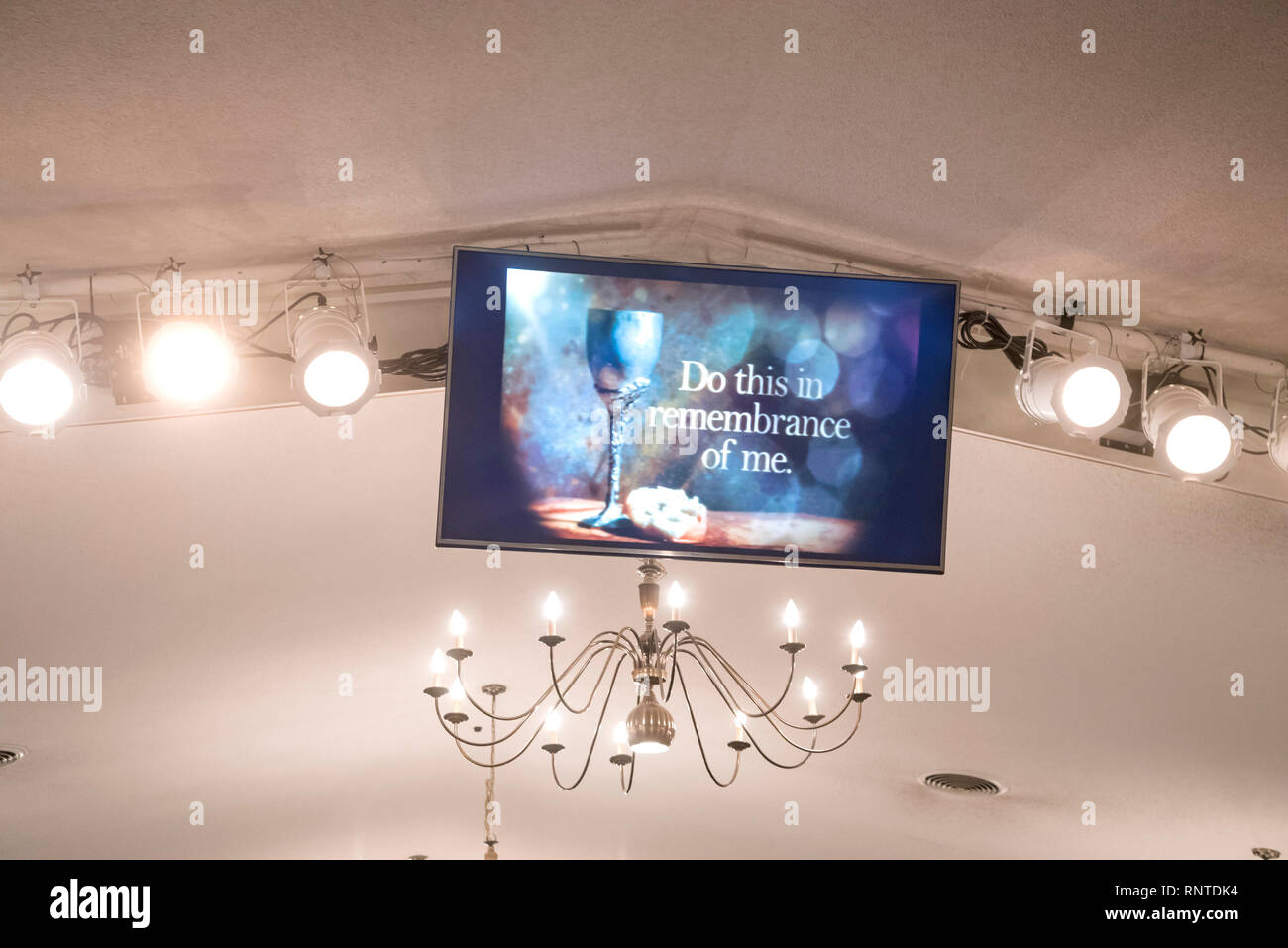 Monitor TV celebrando la vita e il sacrificio di Gesù Cristo durante una Chiesa comunione di servizio. Foto Stock