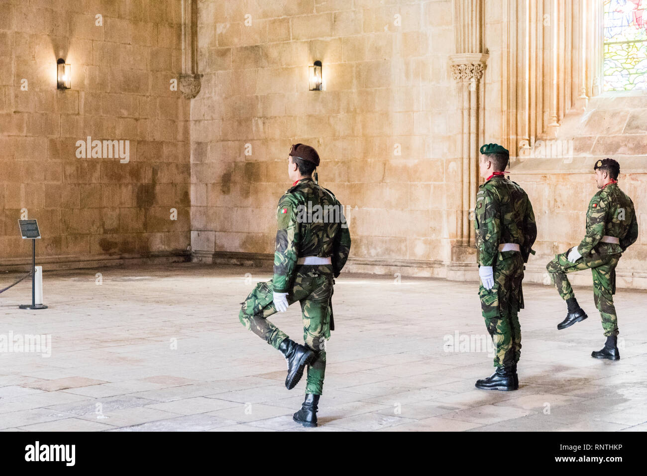 Batalha, Portogallo. Militari che sorvegliano la tomba del Soldato sconosciuto all'interno del Monastero di Santa Maria da Vitoria. Un sito del Patrimonio mondiale dal 1983 Foto Stock