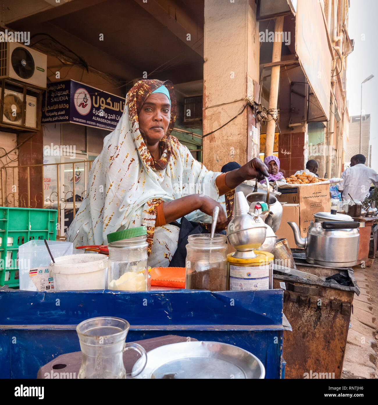 Il governo di Khartoum, Sudan, 5 febbraio. 2019: caffè e tè venditore su un polveroso street nel centro della capitale con molti ingredienti per il caffè Foto Stock