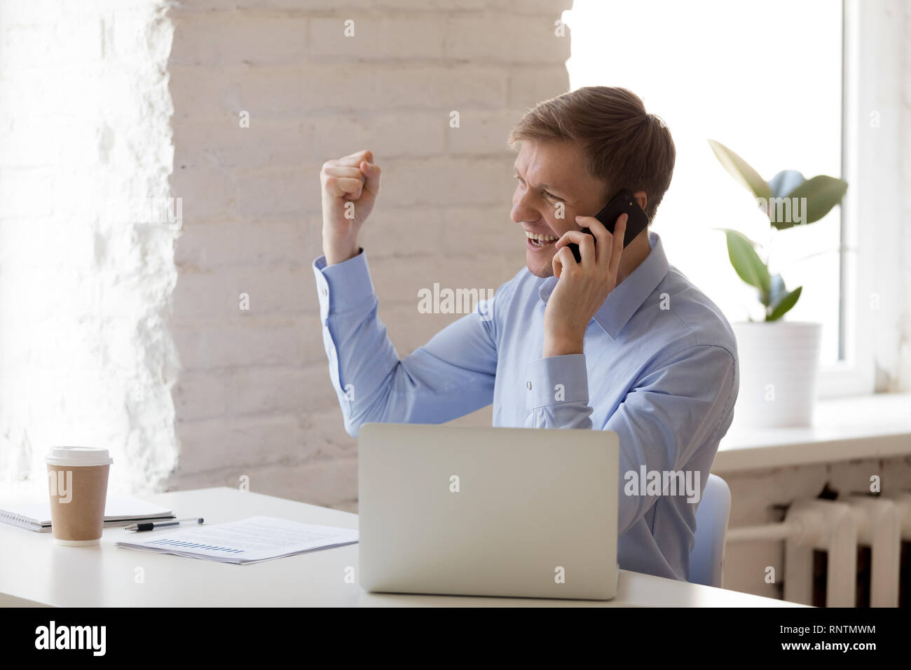 Allegro business man parlando al telefono cellulare Foto Stock