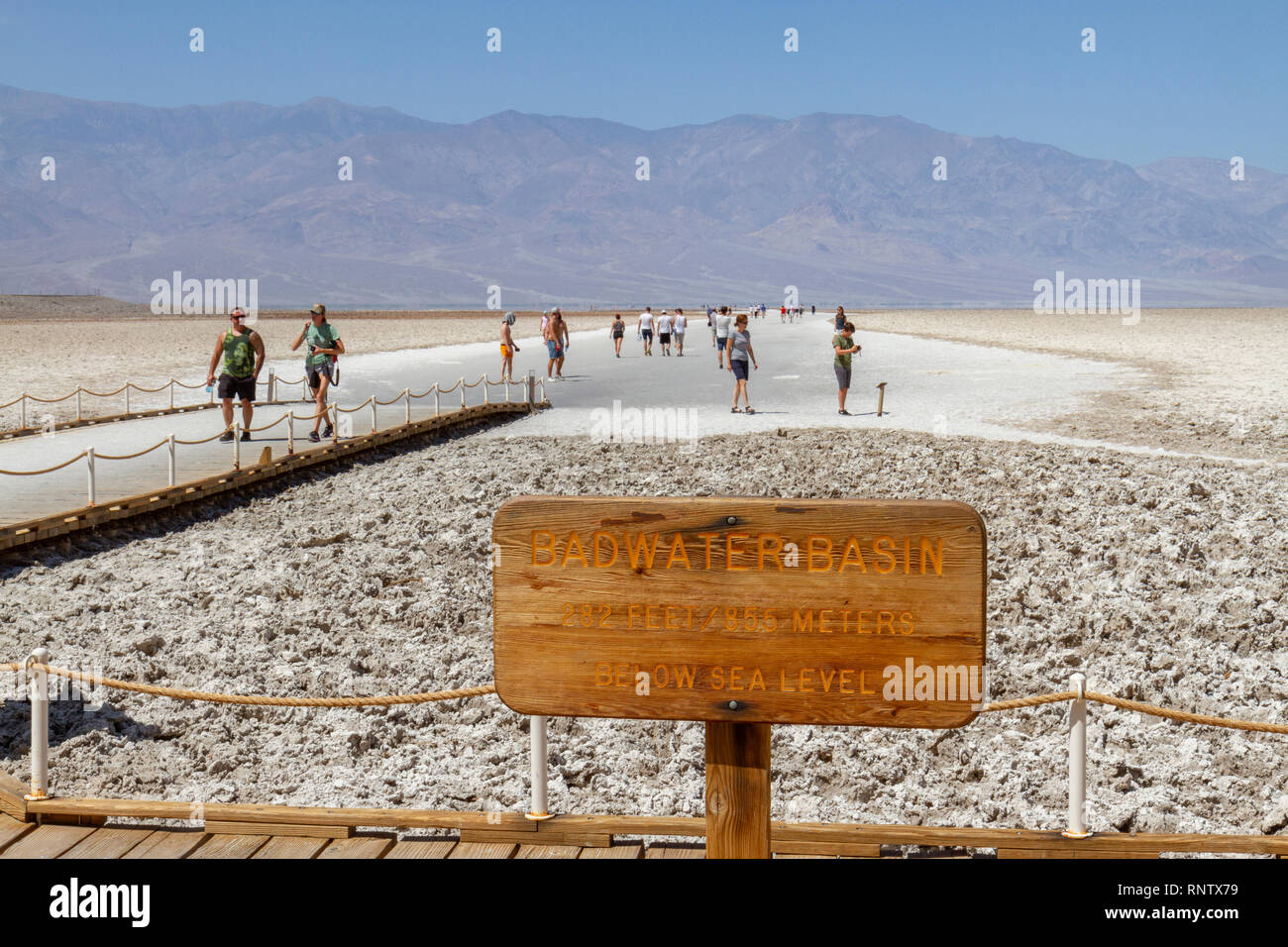 "Bacino Badwater' informazioni registrazione all'inizio del marciapiede fuori bacino Badwater, Parco Nazionale della Valle della Morte, California, Stati Uniti. Foto Stock