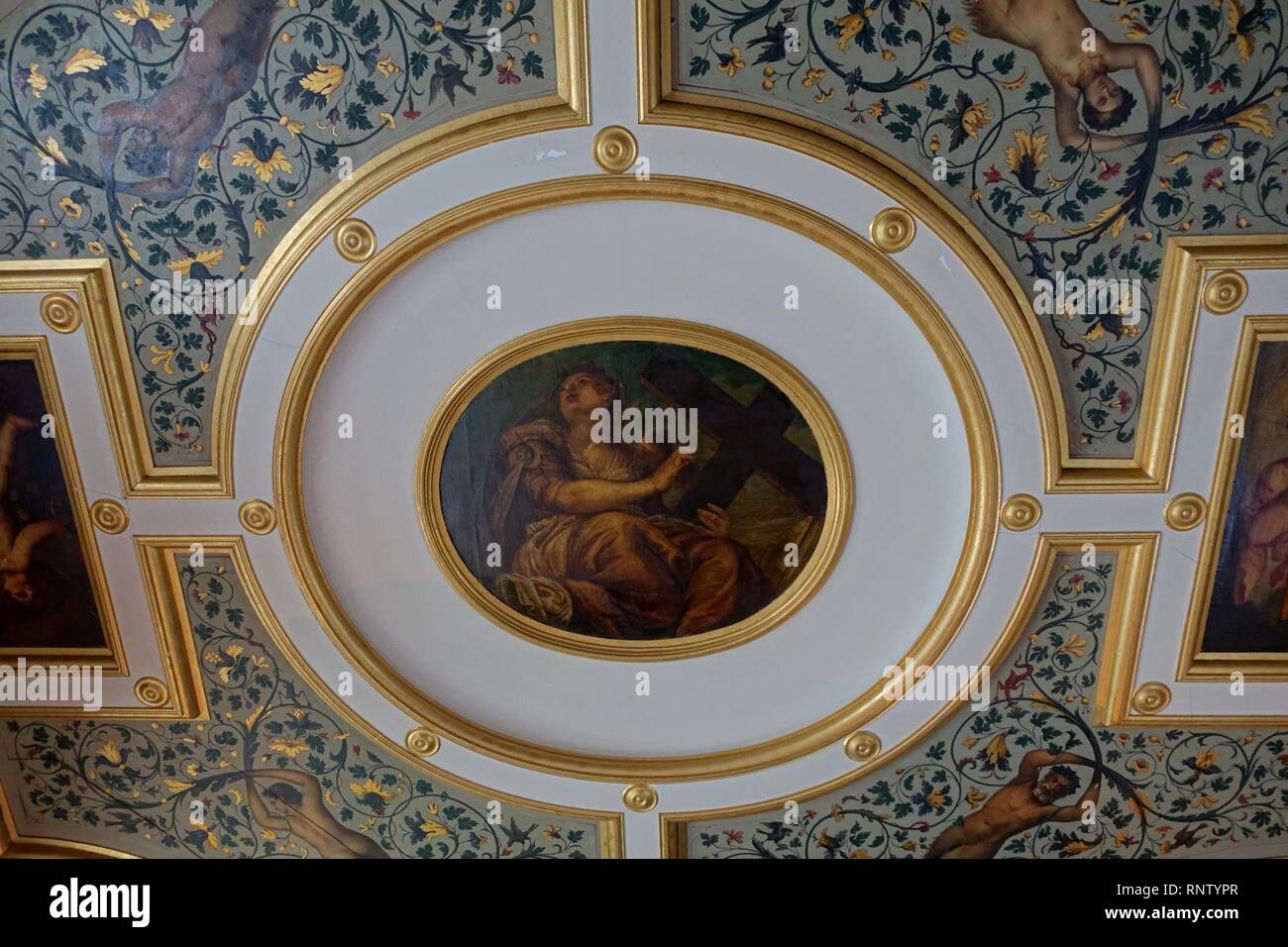 Soffitto con allegoria della fede da parte di studio di Paolo Veronese, 1550-1599, e pannelli di Arabesque da Francesco Vason, 1850-1894, olio su tela - Membro camera da letto - Kingston Lacy - Dorset, Inghilterra - Foto Stock