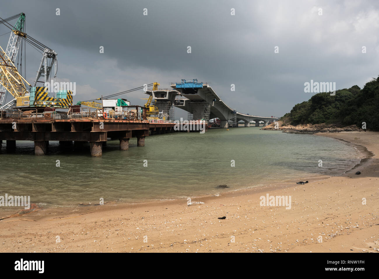 Hong Kong, Zhuhai, ponte Macau in costruzione su Sha Wan Lo spiaggia nei pressi di Tung Chung in Hong Kong nuovi territori. Foto Stock