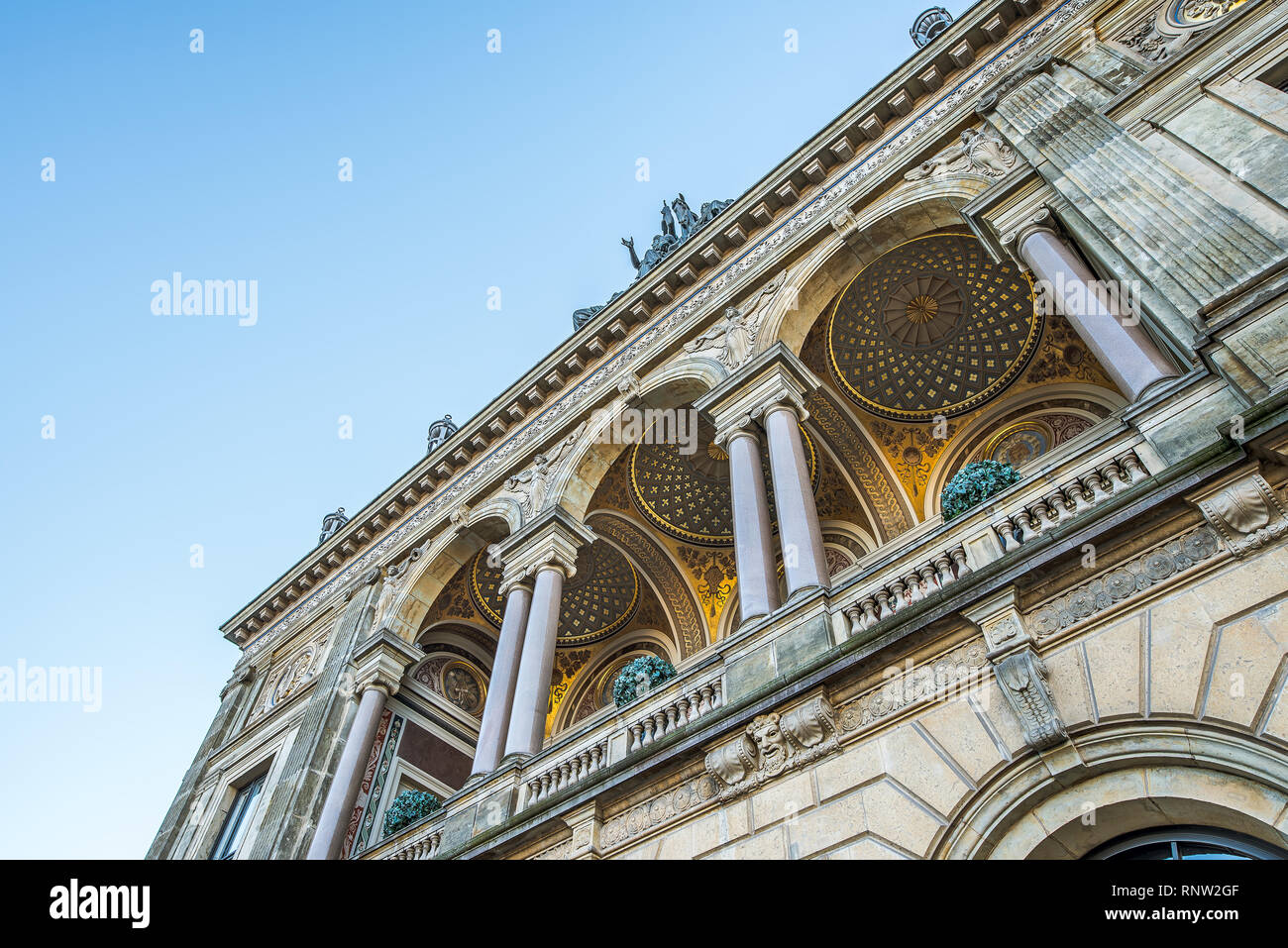 La facciata della Royal Danish Theatre e le sue stelle ornato volte a Kongens Nytorv a Copenaghen, Febryary 16, 2019 Foto Stock