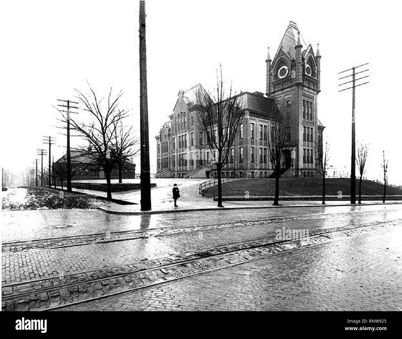 Scuola centrale Madison Ave tra 6th Ave e 7th Ave Seattle (CURTIS 1526). Foto Stock