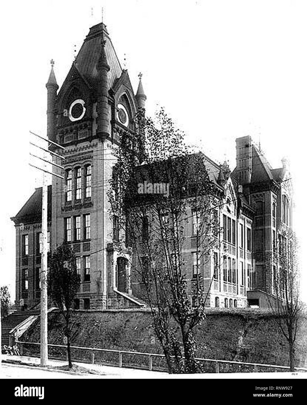 Scuola centrale sulla prima collina Madison St tra 6th Ave e 7th Ave Seattle (CURTIS 1484). Foto Stock