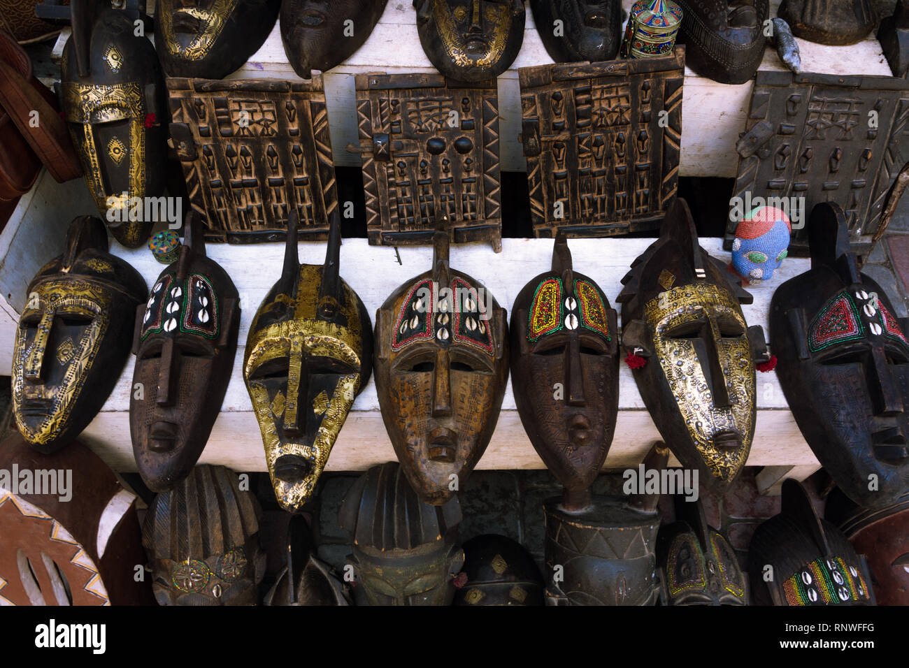 Le maschere africane. Arte tradizionale maschera facciale. Foto Stock
