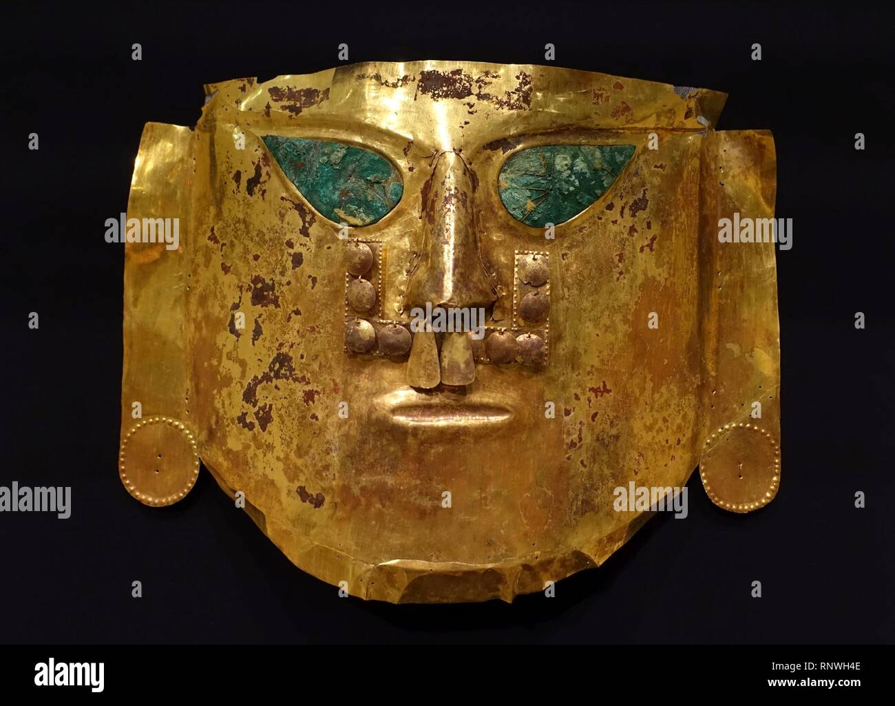 Maschera cerimoniale, Sican (Lambayeque) cultura, La Leche River Valley, Perù, tardo periodo intermedio (Sican medio), 900-1100 annuncio, oro, rame, vernice Foto Stock