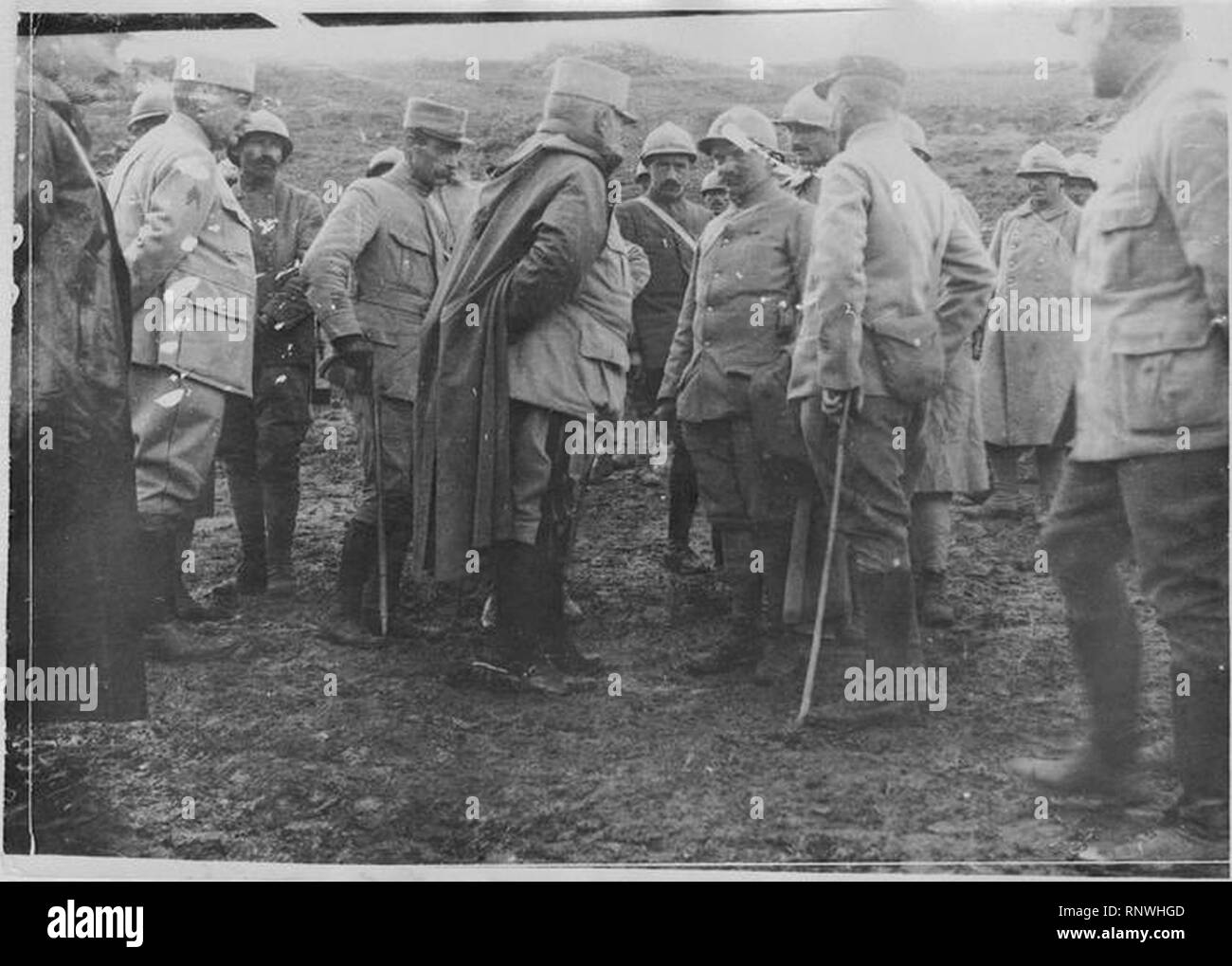 Cerna (AMI 1917 Le général Têtard s'entretient avec les soldats du 56ème colonial qui un particulièrement souffert dans l'attaque du 9 Mai. Foto Stock