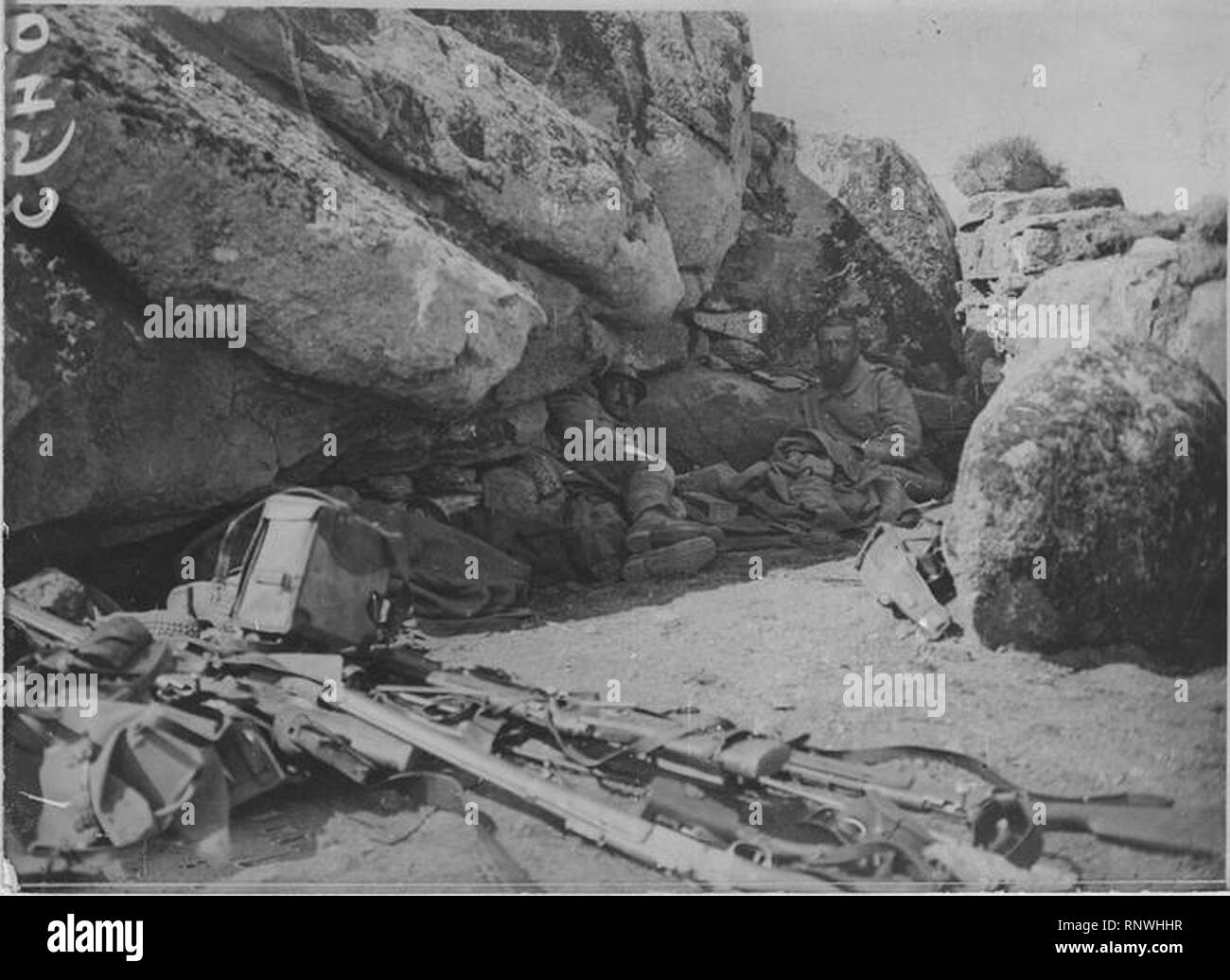 Cerna Makovo En 1ère ligne Attaques du 9 Mai 1917 Blessés sous onu rocher attendant la fin d'onu tir de barrage. Foto Stock