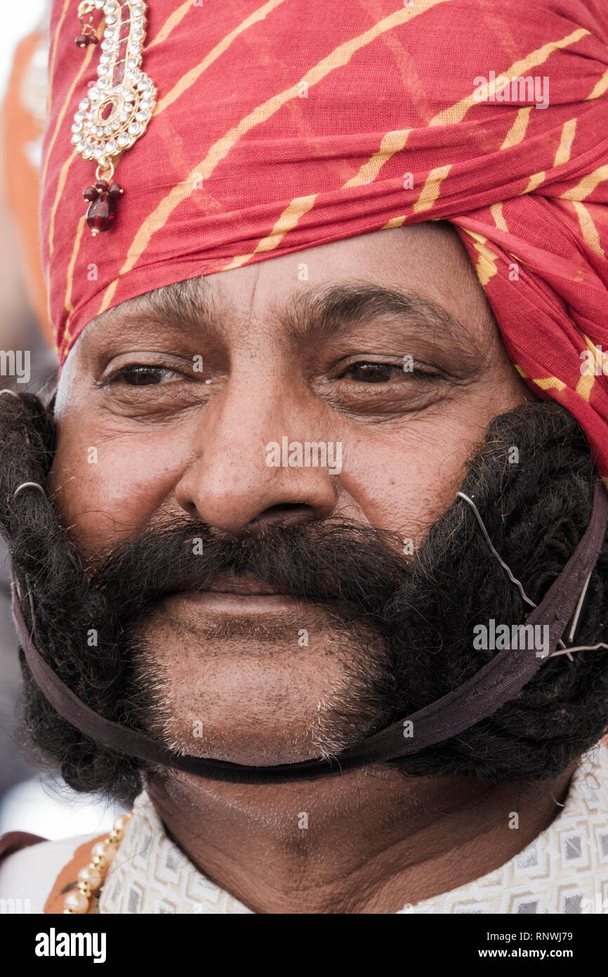 Ritratto di uomo in concorrenza baffi a Pushkar Camel Fair in Rajasthan, India Foto Stock