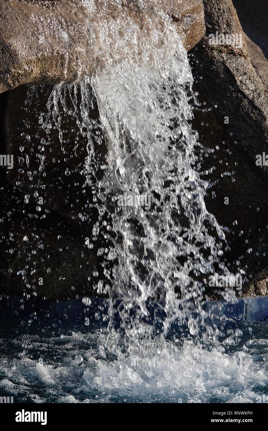 Una vista ravvicinata di gocce congelate nel momento in cui l'acqua cade da una cascata. Foto Stock