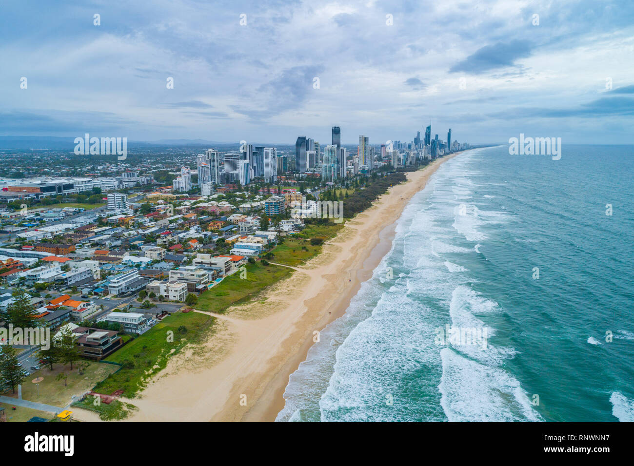 Paesaggio di antenna di Mermaid beach e la Gold Coast lo skyline della citta'. La Gold Coast, Queensland, Australia Foto Stock