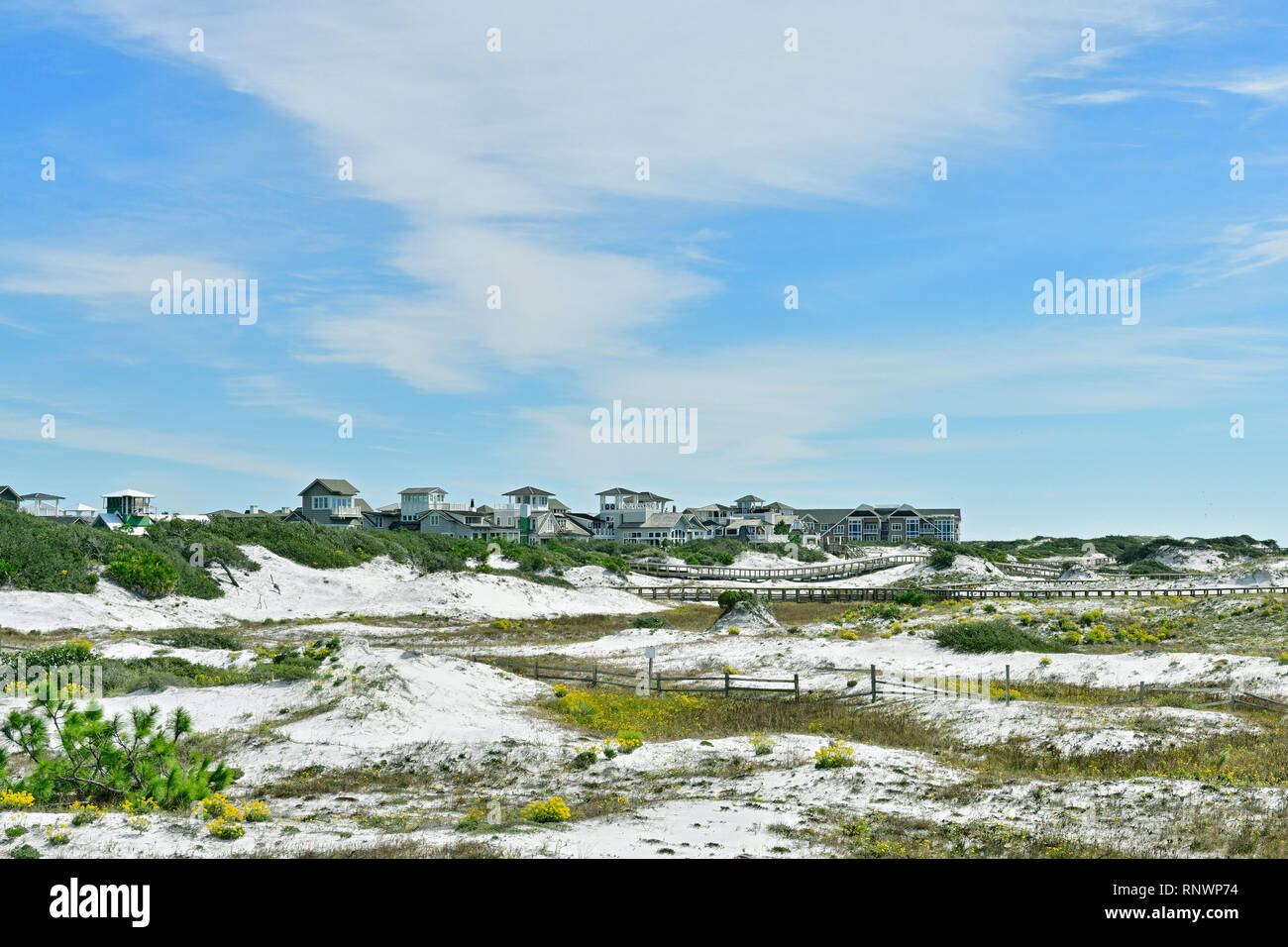 Florida di sabbia costiera paesaggio di dune guardando verso Watersound costiere una comunità vivente nel panhandle o sulla costa del Golfo della Florida, Stati Uniti d'America. Foto Stock