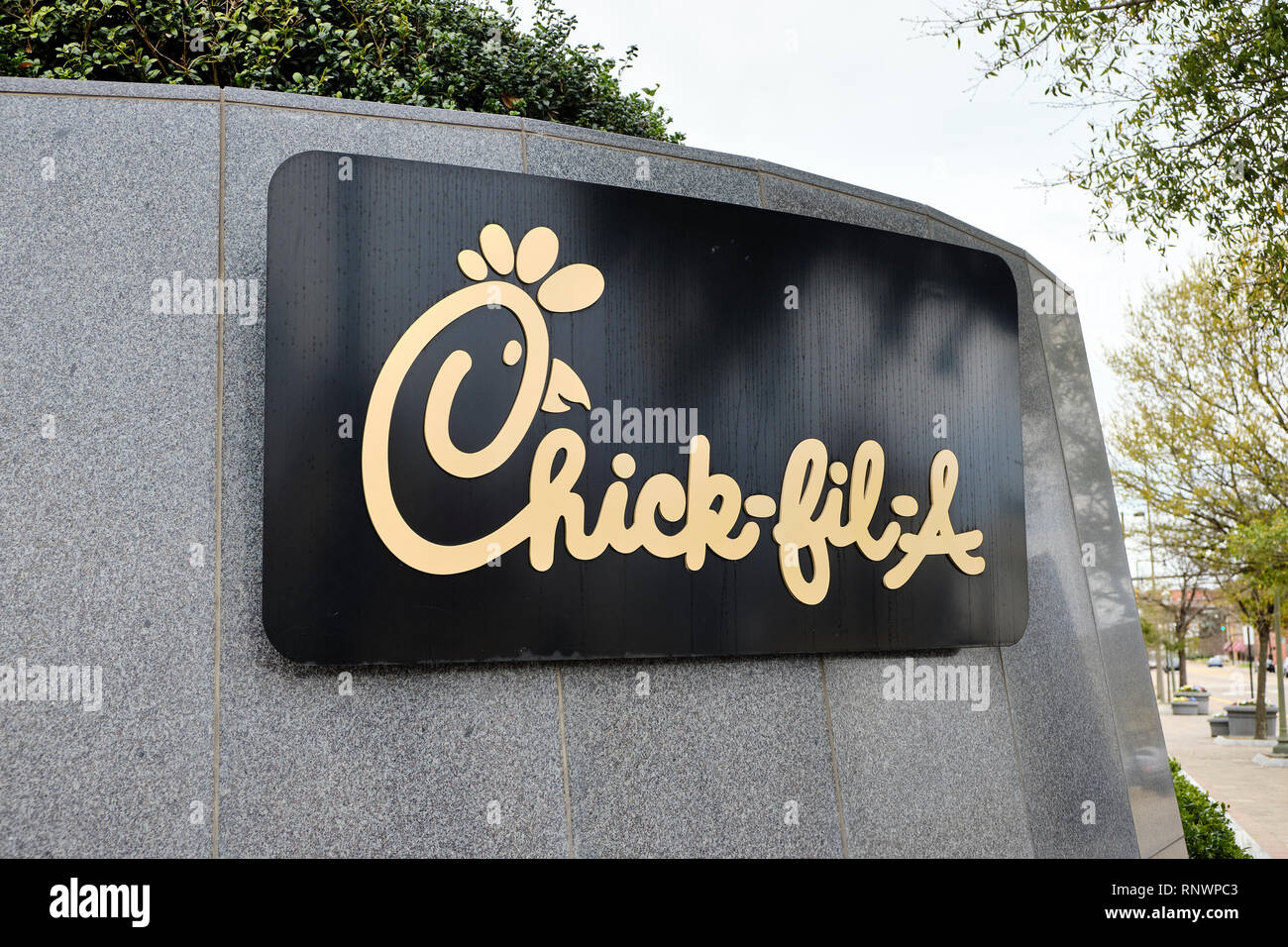 Chick-fil-Un esteriore segno aziendale e il logo sul lato esterno di un grattacielo ufficio edificio sito a Montgomery in Alabama, Stati Uniti d'America. Foto Stock