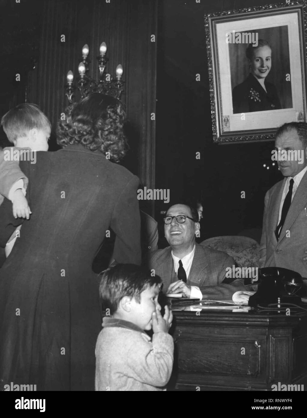 Ex presidente argentino Juan Domingo Peron, la ricezione di una madre con i suoi 2 figli Foto Stock