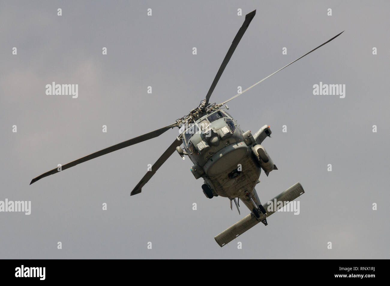 Un elicottero Sikorsky MH-60R Seahawk con il Squadrone dello Sciopero marittimo dell'elicottero (HSM-51, conosciuto come i signori della guerra che volano fuori dalla struttura aerea navale Atsugi, Giappone Foto Stock