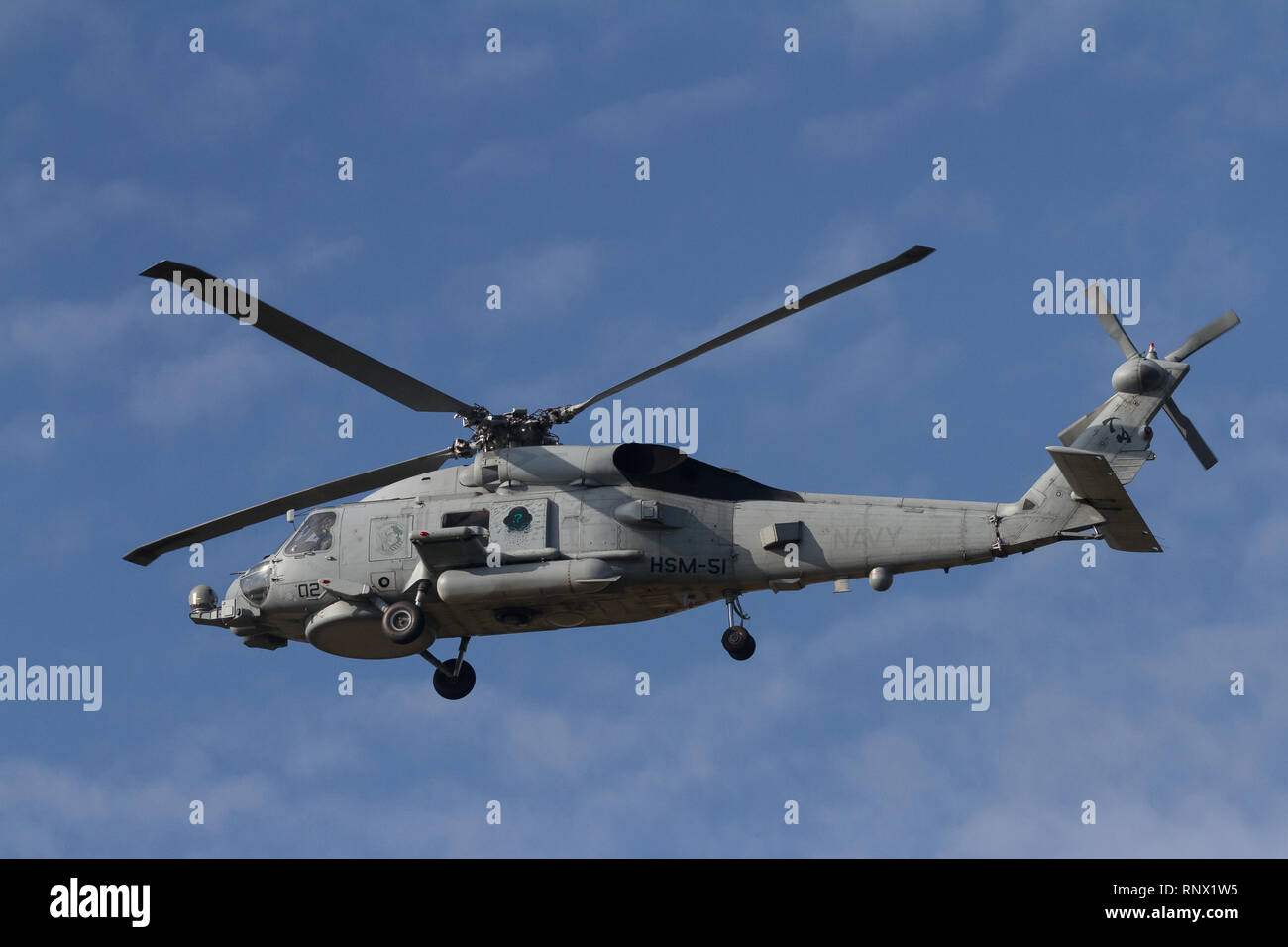 Un elicottero Sikorsky MH-60R Seahawk con l'elicottero Maritime Strike Squadron (HSM-51) che vola dalla base aerea Naval Air Facility Atsugi, Giappone Foto Stock