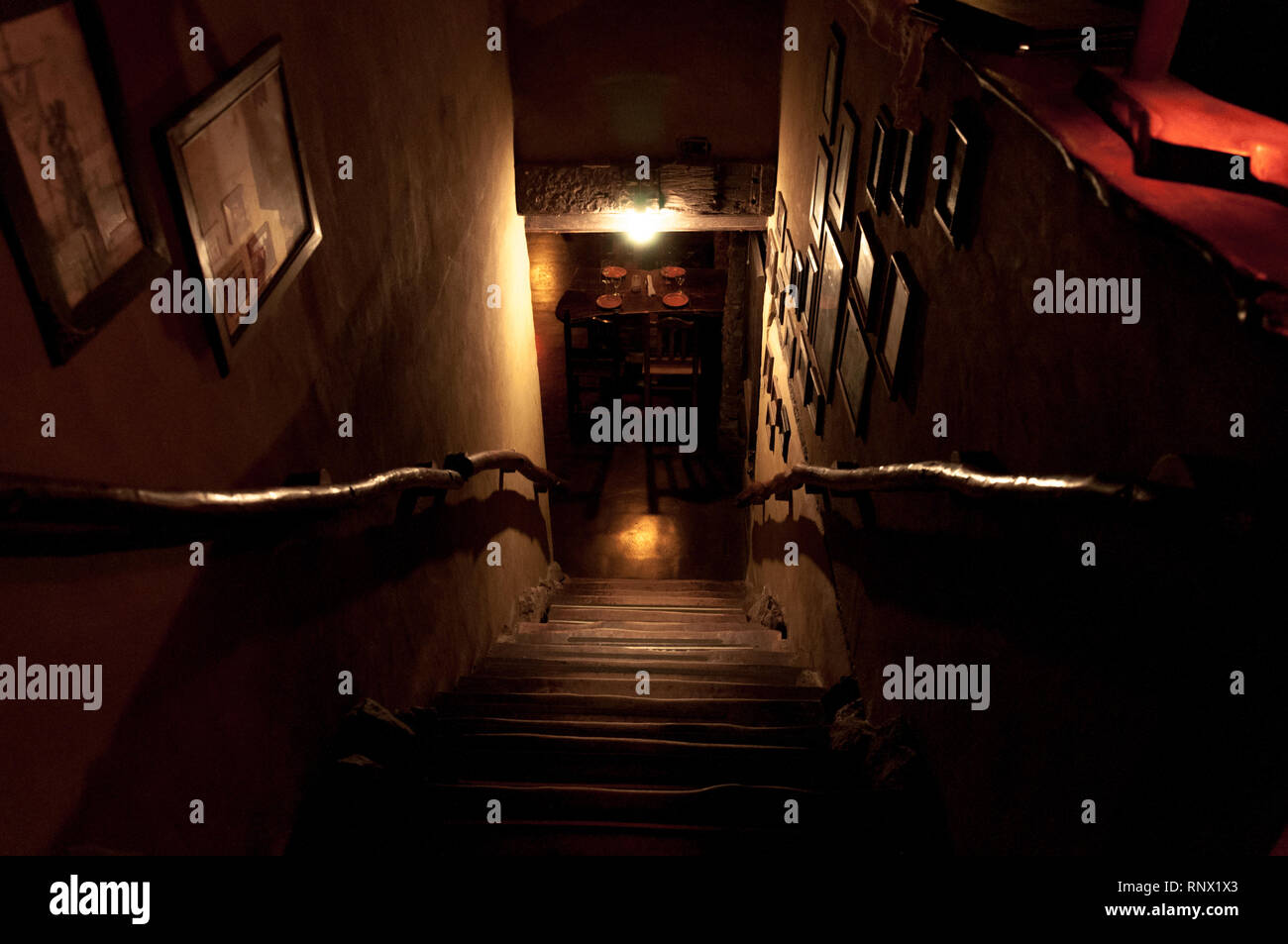 Drammatico il punto di vista di scale da capovolto con morbida luce e oscurità Foto Stock