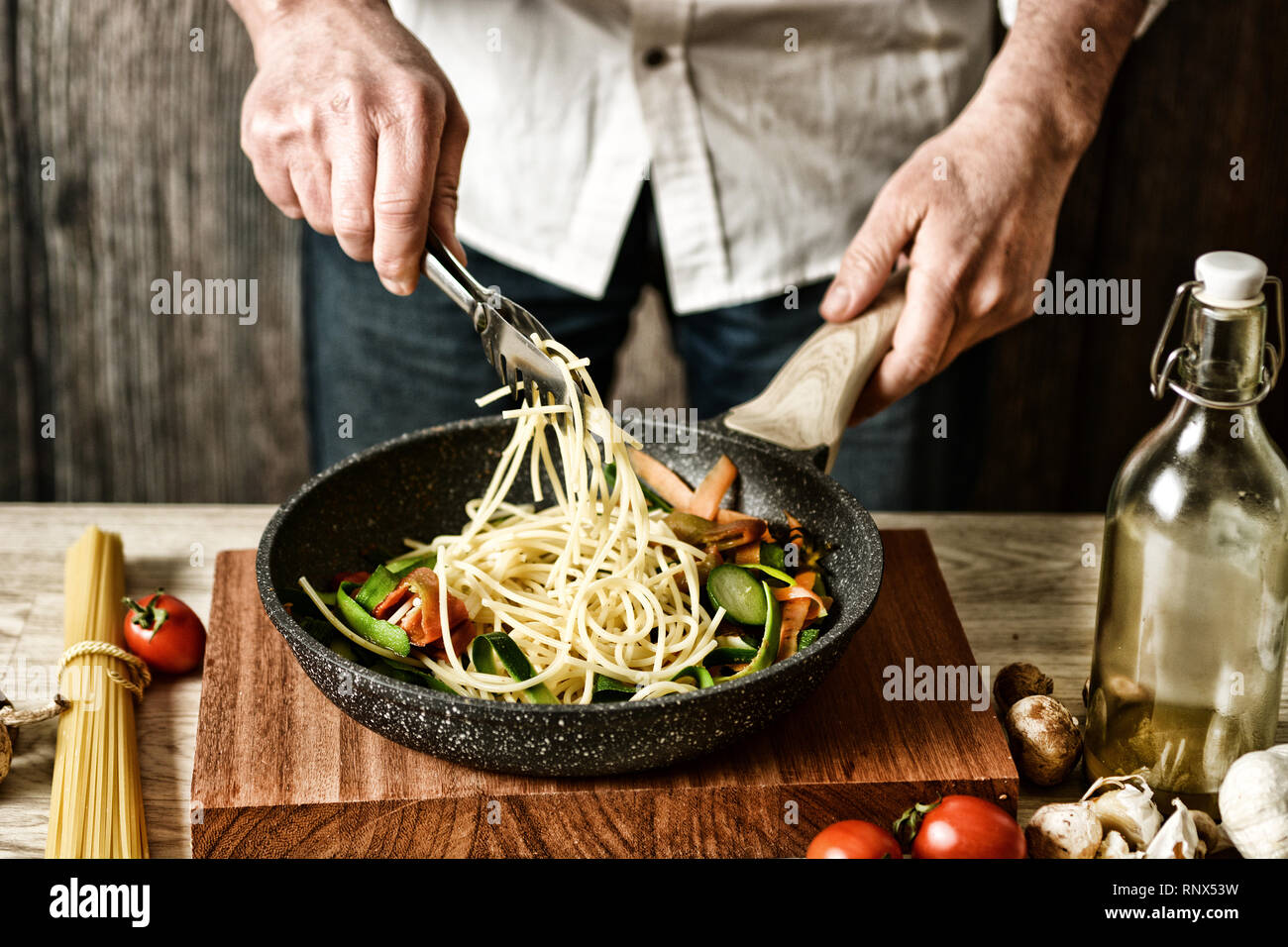 Stir-fried spaghetti con assortimento di verdure - tradizionale ricetta italiana - messa a fuoco selettiva - dissaturato effetto - primo piano Foto Stock
