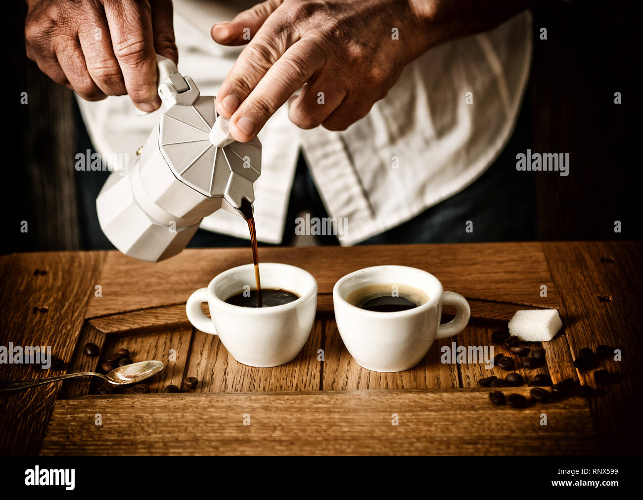 Versare il caffè in tazze - tradizionale bevanda italiana - messa a fuoco selettiva - dissaturato effetto - primo piano Foto Stock