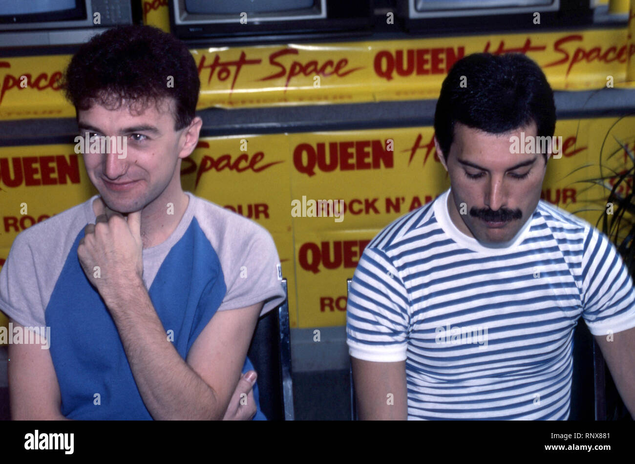 Giovanni Diacono e Freddie Mercury della regina frequentare Regina conferenza stampa per "spazio caldo' a Crazy Eddie sulla luglio 27, 1982 a New York City. Credito: Walter McBride/MediaPunch Foto Stock