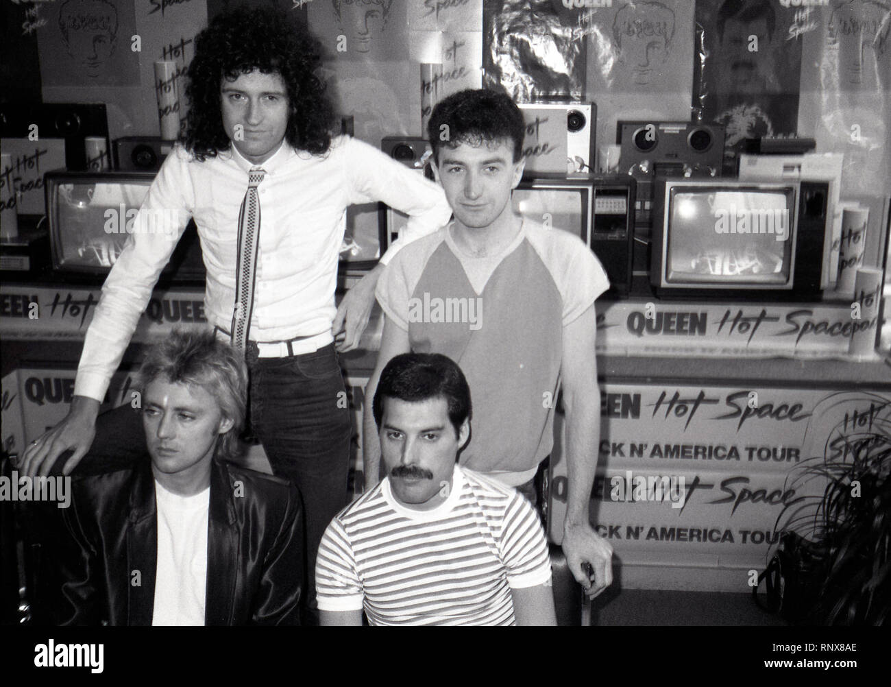 Roger Taylor, Brian May, Giovanni Diacono e Freddie Mercury della regina frequentare Regina conferenza stampa per "spazio caldo' a Crazy Eddie sulla luglio 27, 1982 a New York City. Credito: Walter McBride/MediaPunch Foto Stock