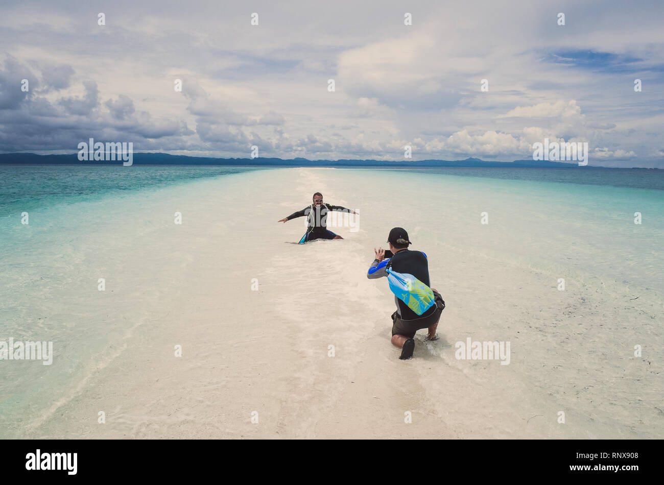 Gli uomini cinesi prendendo le foto delle vacanze sulla sabbia bianca bar spiaggia - Isola Kalanggaman, Filippine Foto Stock