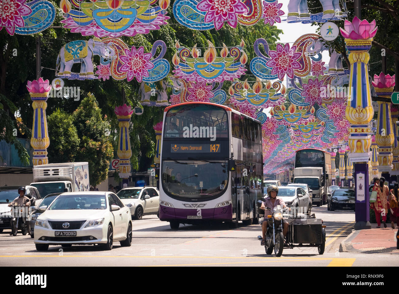 Double Decker bus della città con il traffico automobilistico durante il Deepavali Festival di Little India, Singapore Foto Stock