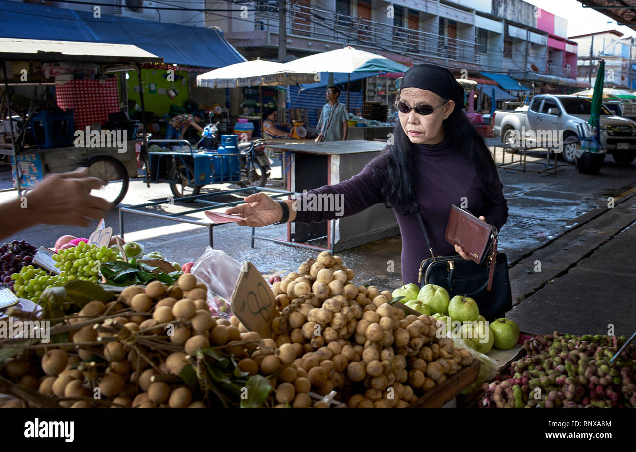 Donna frutto di acquisto presso un Tailandia street market alimentare Foto Stock