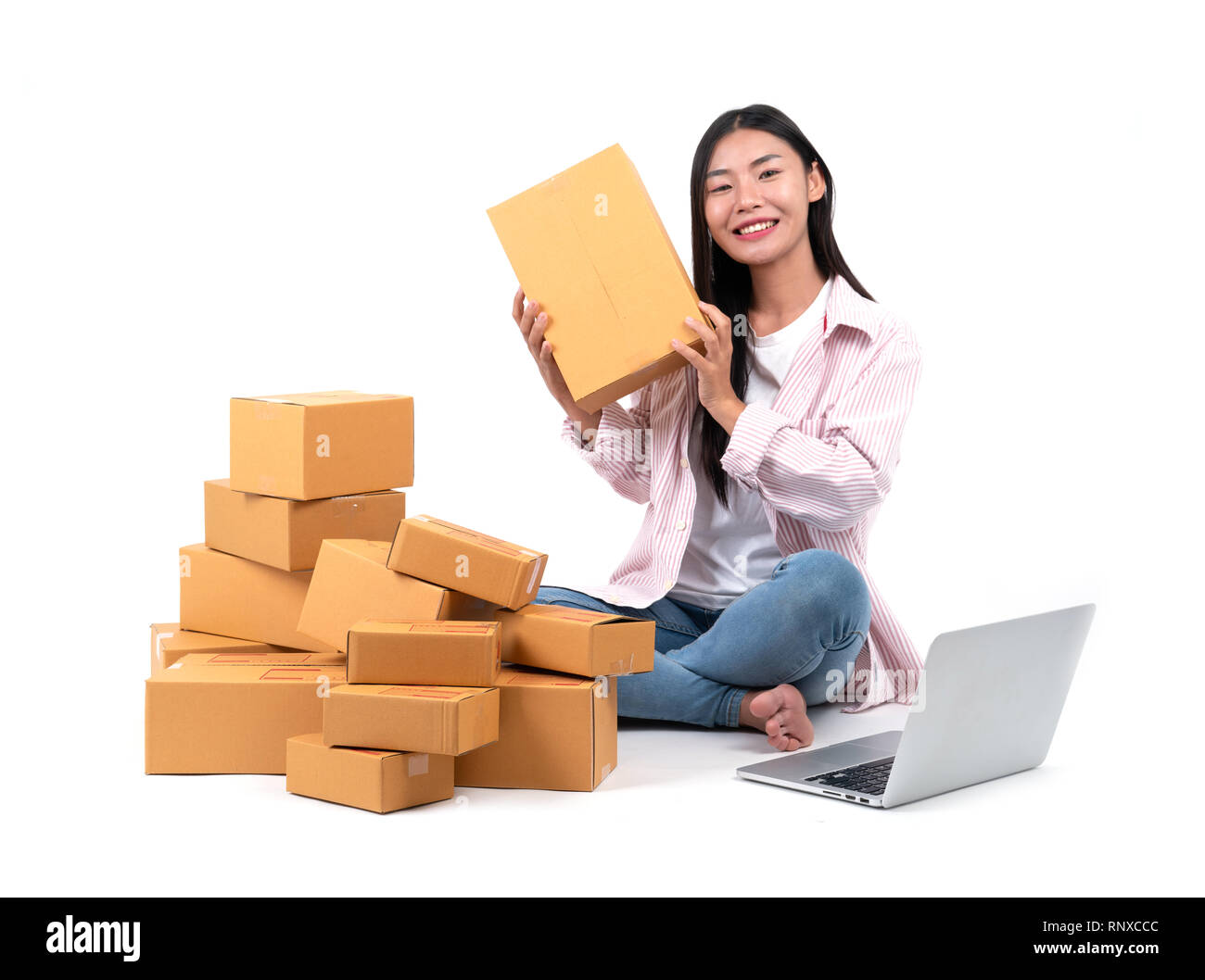 Donna che lavorano vendere online su sfondo bianco Foto Stock