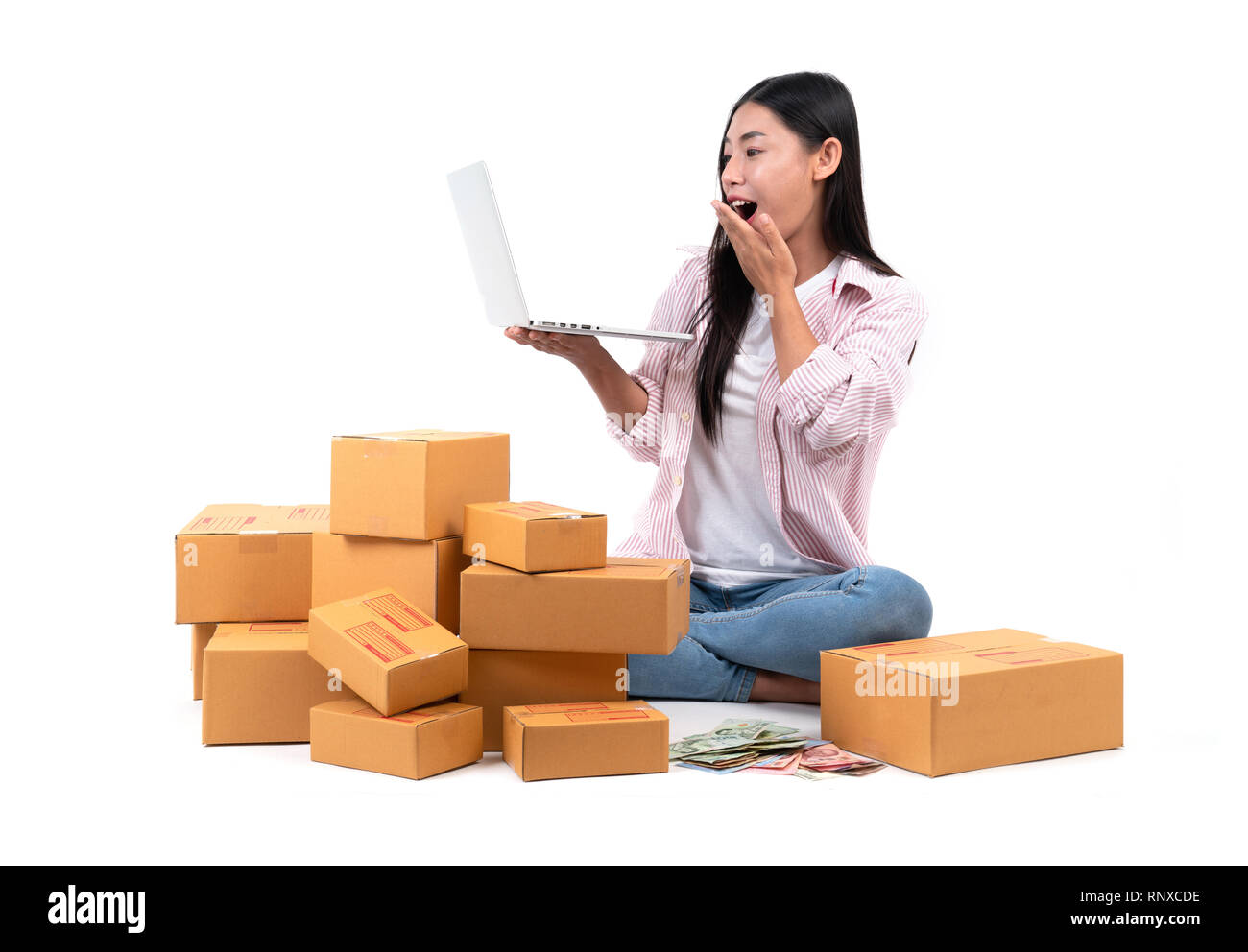 Donna che lavorano vendere online su sfondo bianco Foto Stock