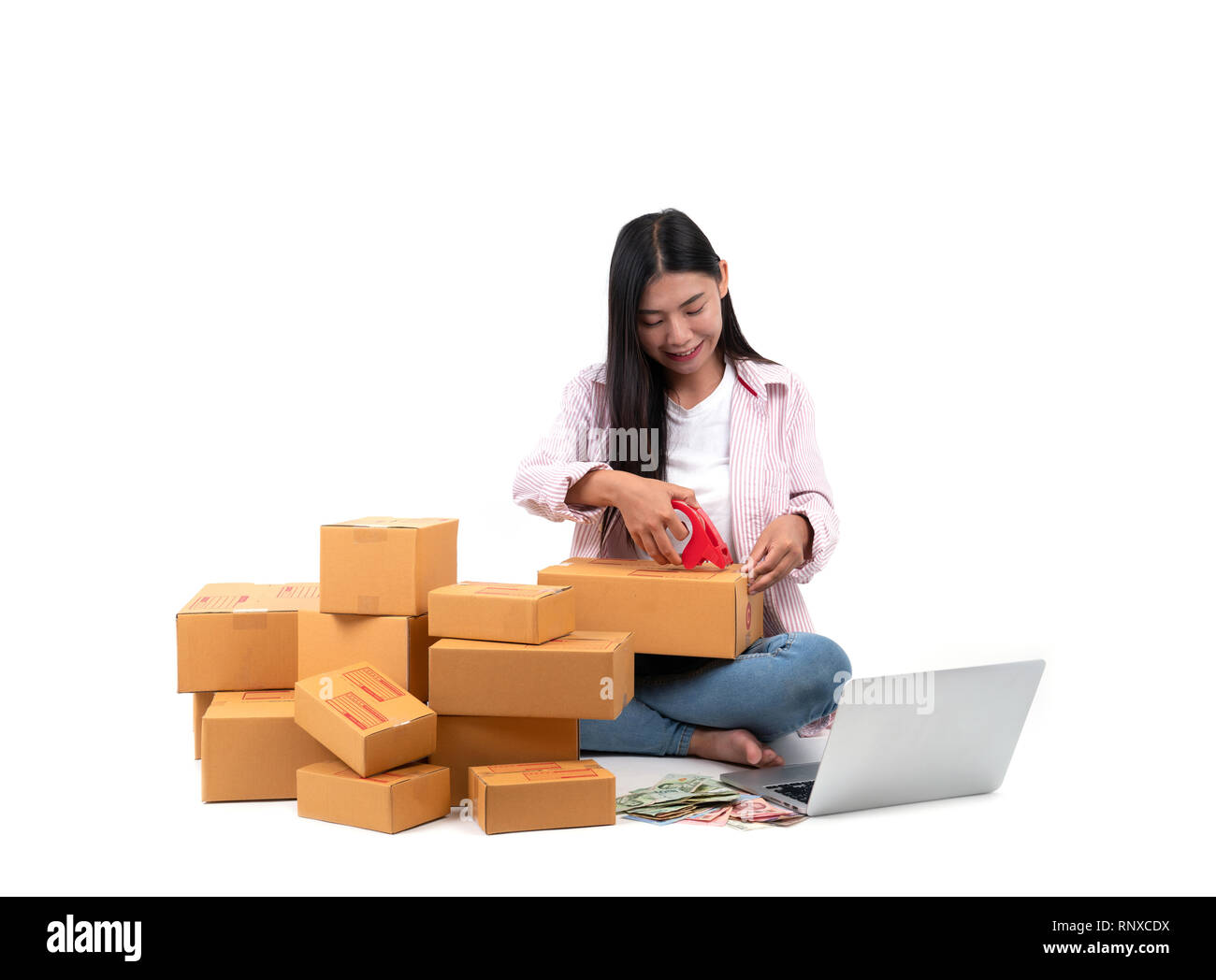 Donna che lavorano vendere online su sfondo bianco Foto Stock