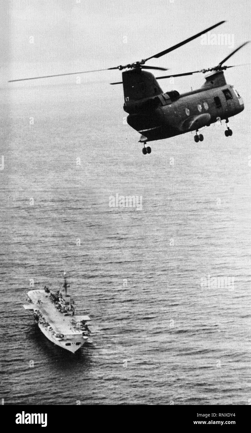 CH-46 Sea Knight approcci USS Tripoli (LPH-10), circa nel 1968. Foto Stock