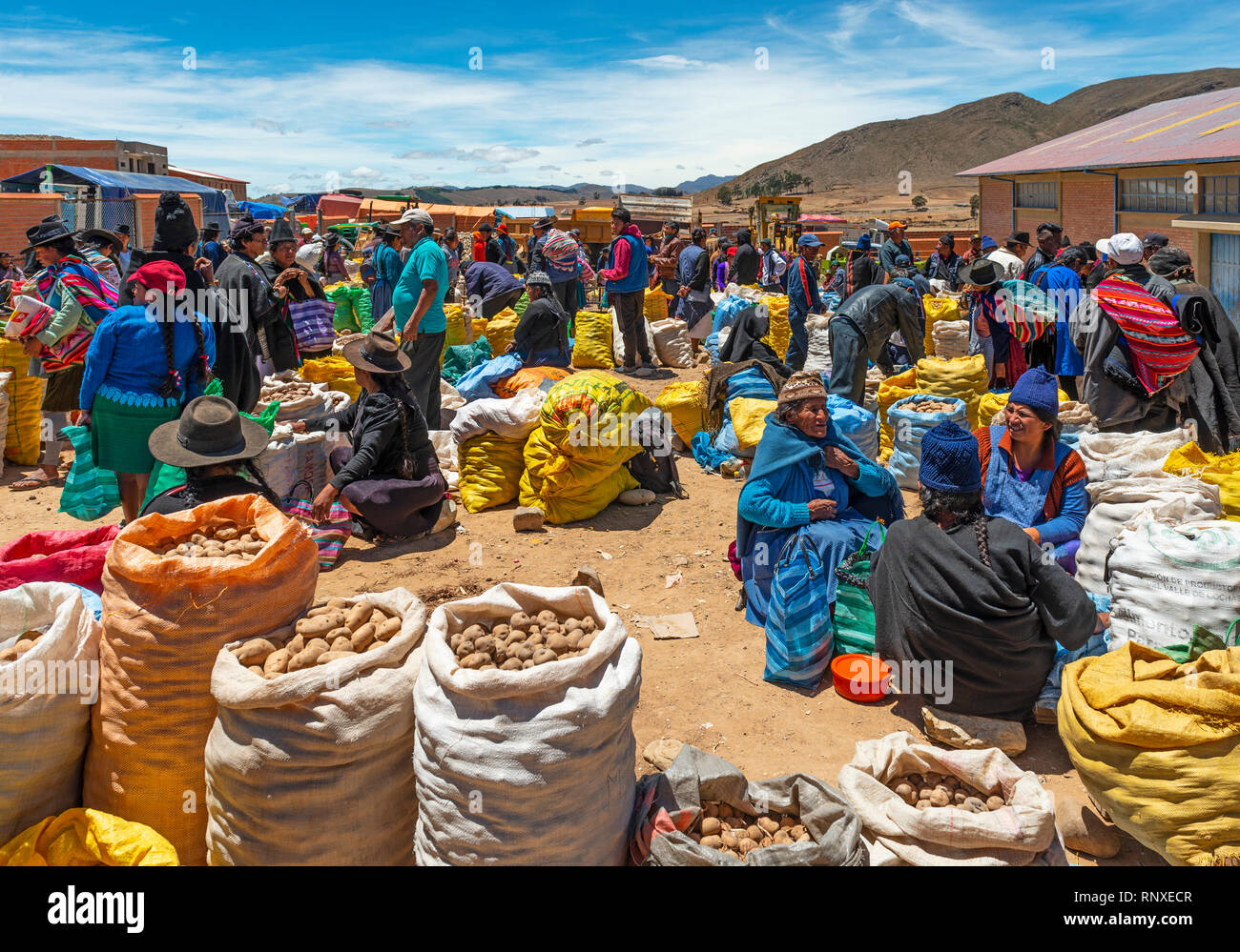 Tarabuco indigeni acquisto e vendita di merci per il colorato mercato domenicale di Tarabuco vicino Sucre, Bolivia. Foto Stock