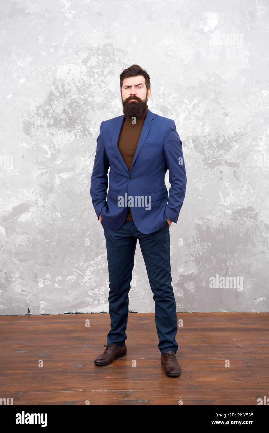 Stile elegante. Uomo Barbuto hipster indossare abito classico abito.  Abbigliamento formale. Prendersi cura della tuta. Eleganza e stile  maschile. Imprenditore o host vestito elegante sfondo grigio. Il concetto  di moda Foto stock -